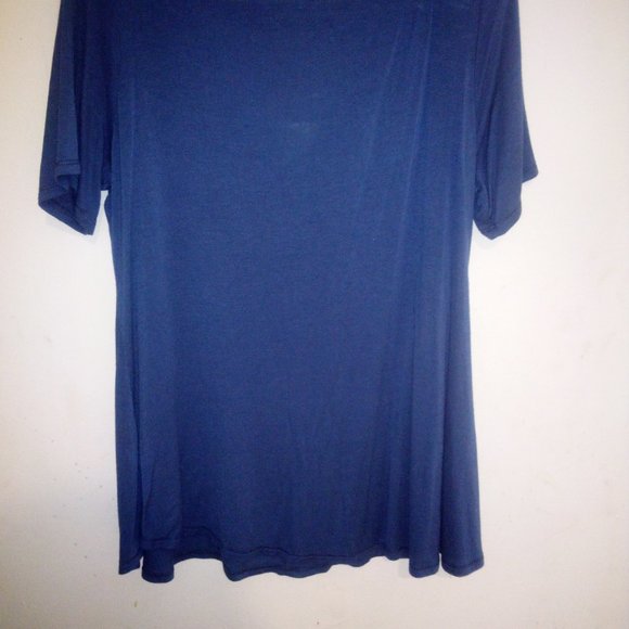 Blue shirt with triangle cut neckline - Picture 2 of 3